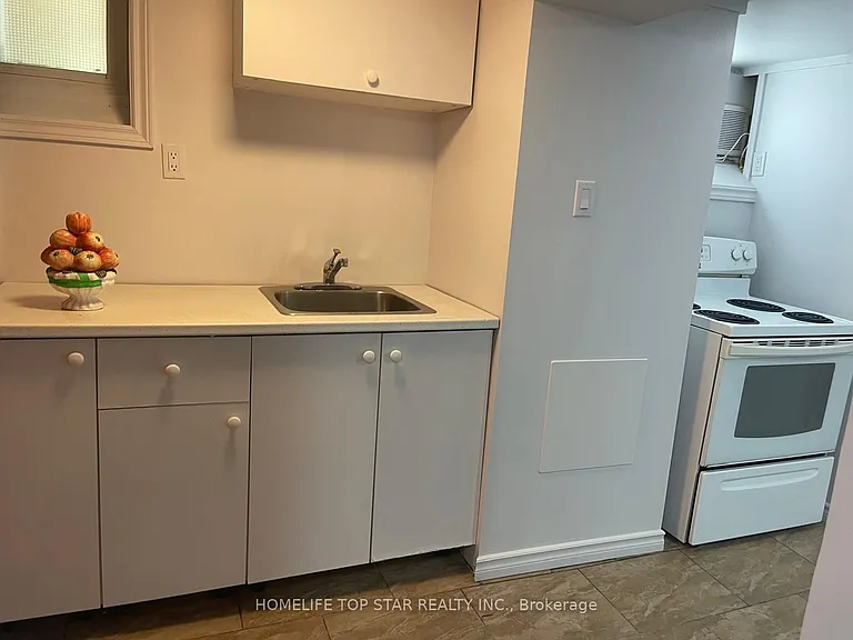 50 Chestnut Cres — Photo 4