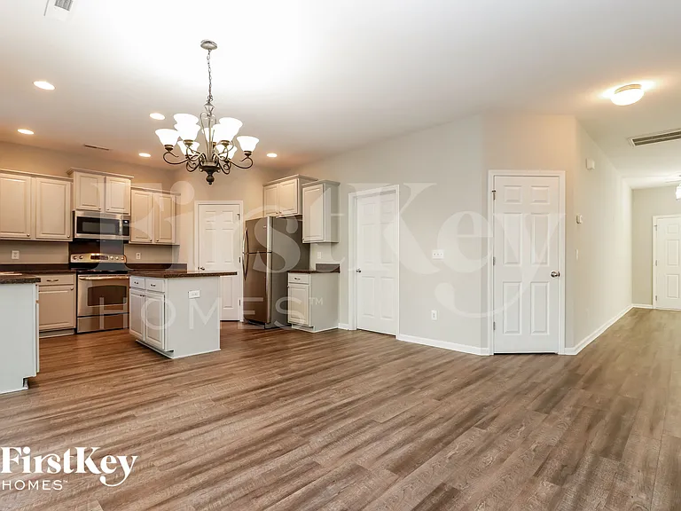 426 Village Park Dr — Photo 4