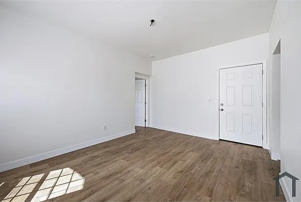 4222 1/2 Wall St — Photo 3
