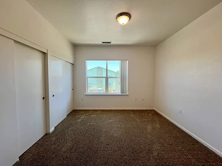 Esposti Park Apartments — Photo 16