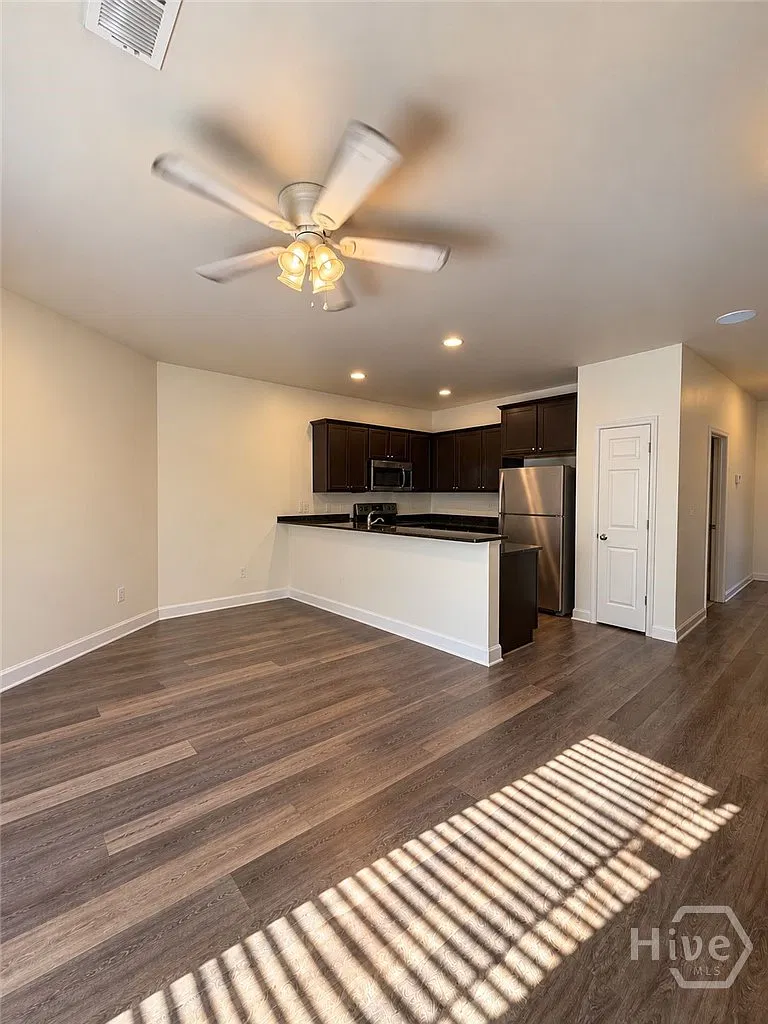 3 bed, 3.5 bath, 1475 sqft, $2,500 — Photo 3