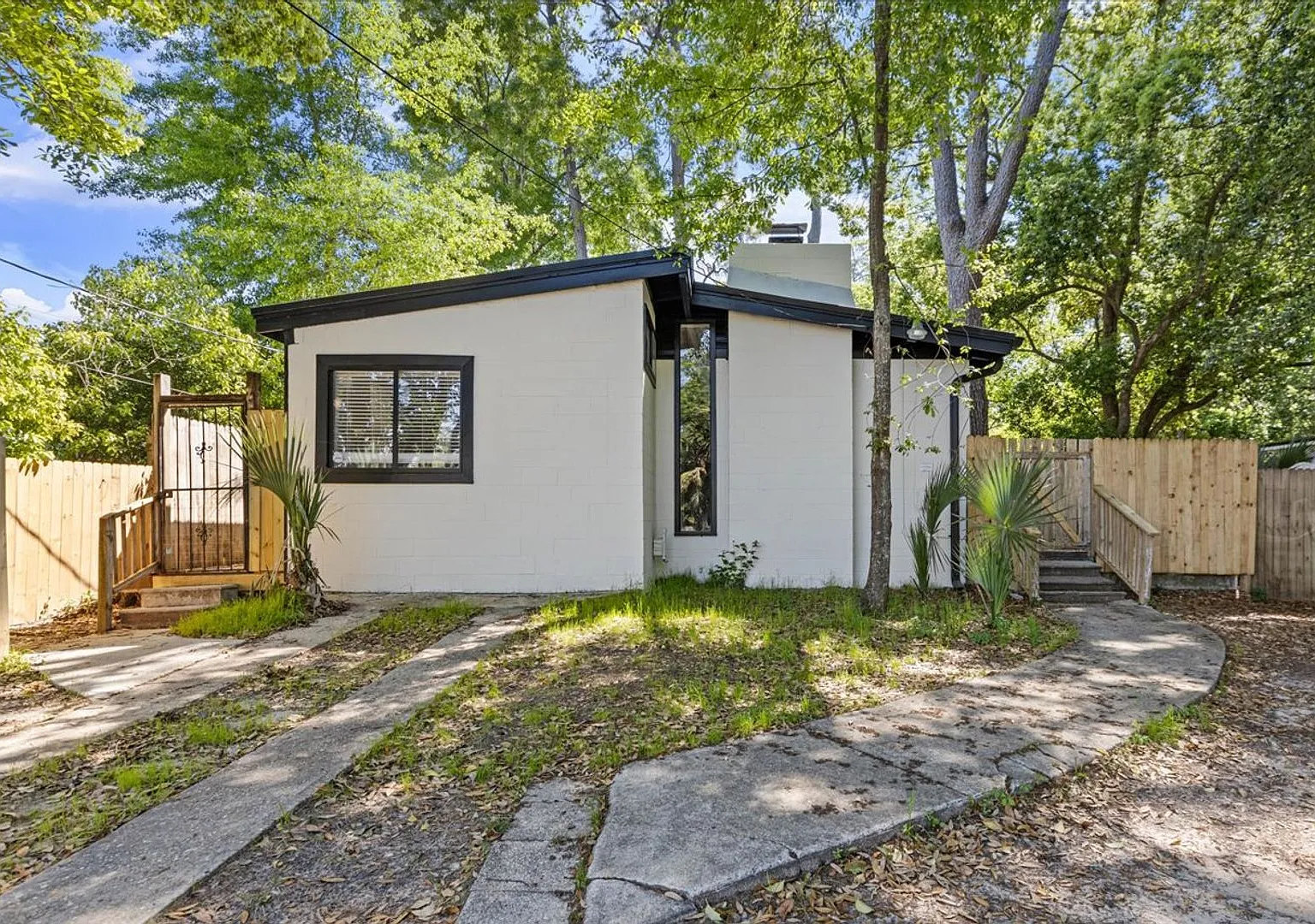 Beautifully Renovated 5 Bedroom House — Photo 1