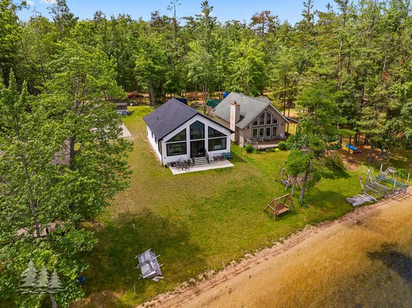 4620 Pinewood Dr, Lewiston, MI 49756