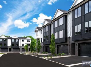 2 Skie Dr, Paramus, NJ 07652