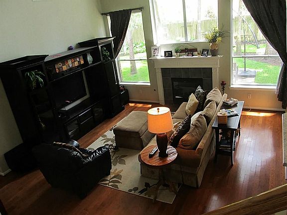 Large Family Room - Lots of natural light!