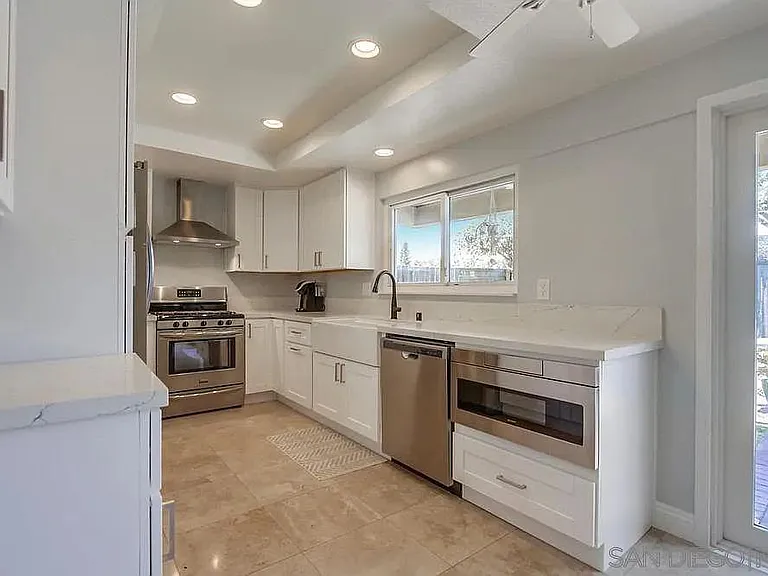 13563 Longfellow Ln — Photo 11