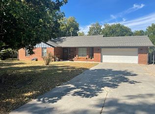 607 E Freeman Ave, Davis, OK 73030