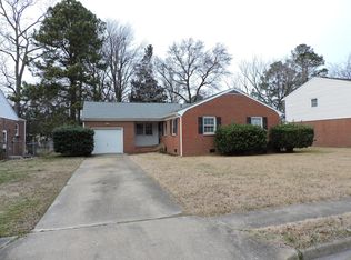 31 Holiday Dr, Hampton, VA 23669