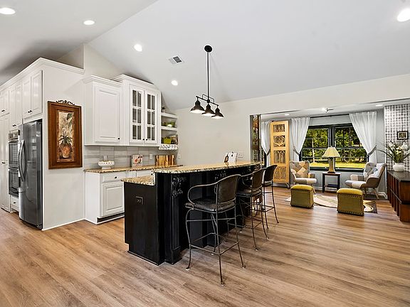 4th image of 285 Noble Dr