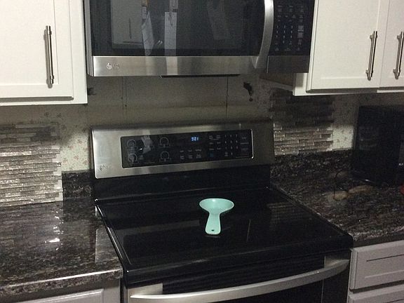 Tile backsplash, shaker cabs