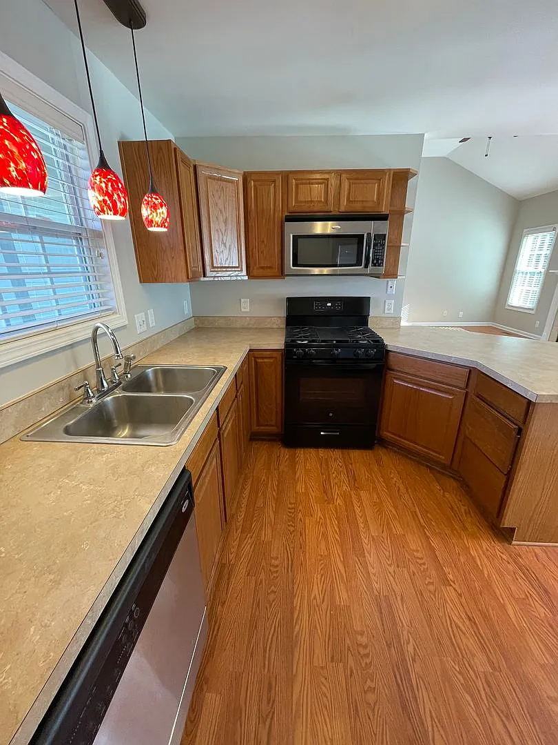 Cozy & Convenient: 3-bedroom, 2-bathroom Home with Spacious Living Area and Fenced Backyard — Photo 4