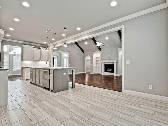 5th image of 553 King Arthur Dr