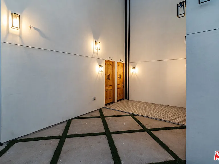1952 1/2 S Garth Ave #1/2 — Photo 31