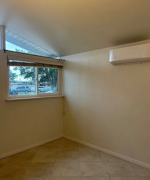1083 Gilwood Ave — Photo 9
