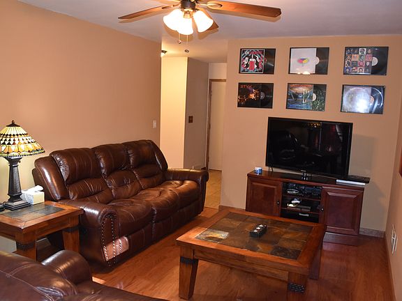 3rd image of 211 Whitetail Ct