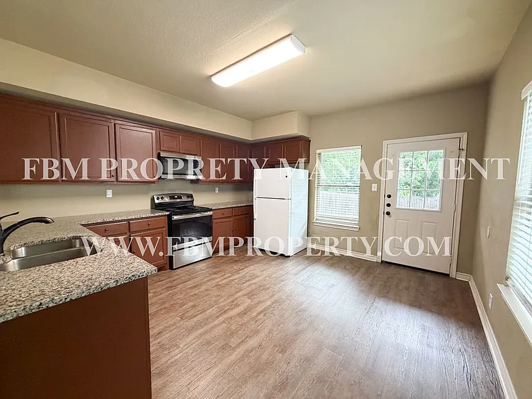 472 Pecan Hollow St — Photo 4