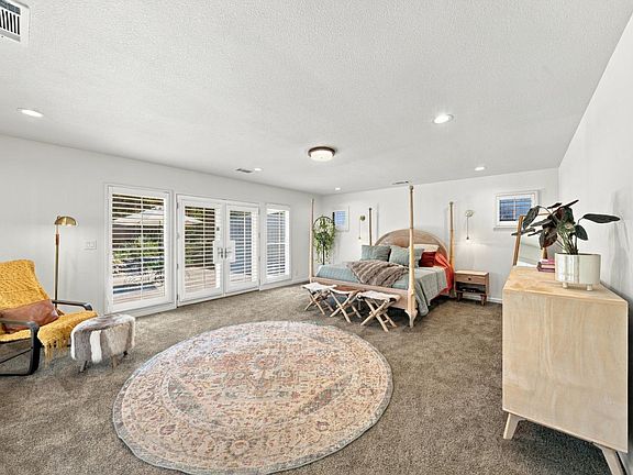 3rd image of 958 Wellesley Ave