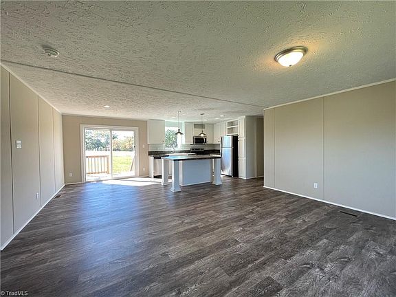 4th image of 2202 Seagraves Rd