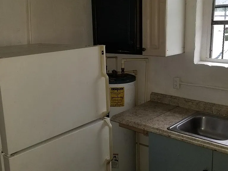 1607 Avenue — Photo 17