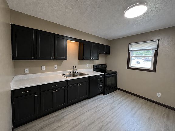 3rd image of 900 S 16th St APT 3
