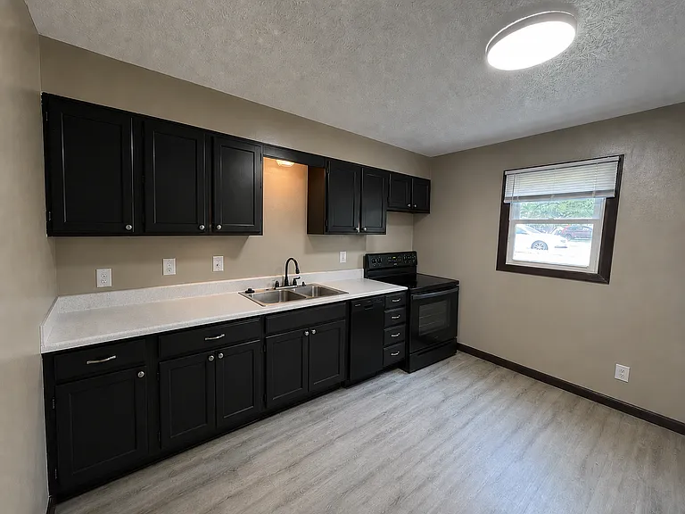 900 S 16th St — Photo 3