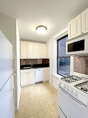 4th image of 240 E 33rd St #3D