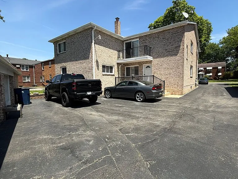 5240-5242 Old Oxford Ln — Photo 4