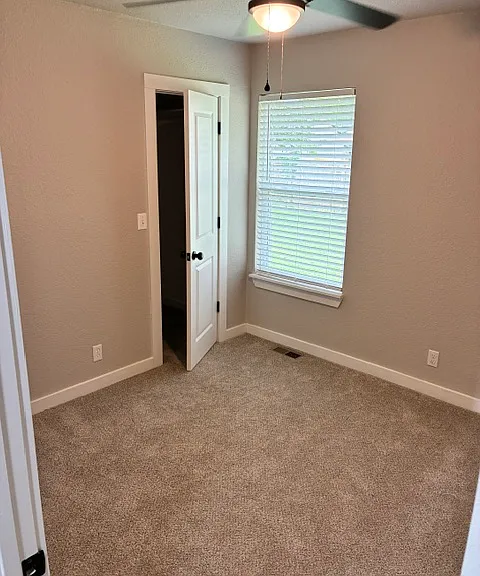 1606 N Hickory Ave — Photo 3
