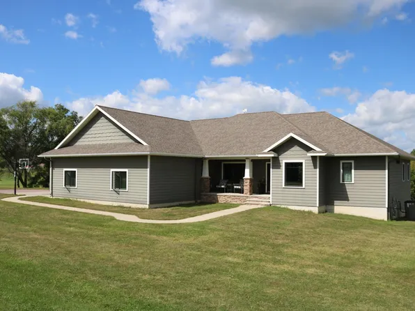 522 5th St, Welcome, MN 56181