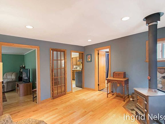 5th image of 941 Woodworth St NE