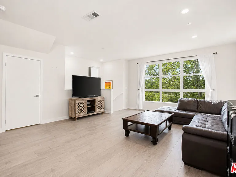2700 E Chaucer St #30 — Photo 3