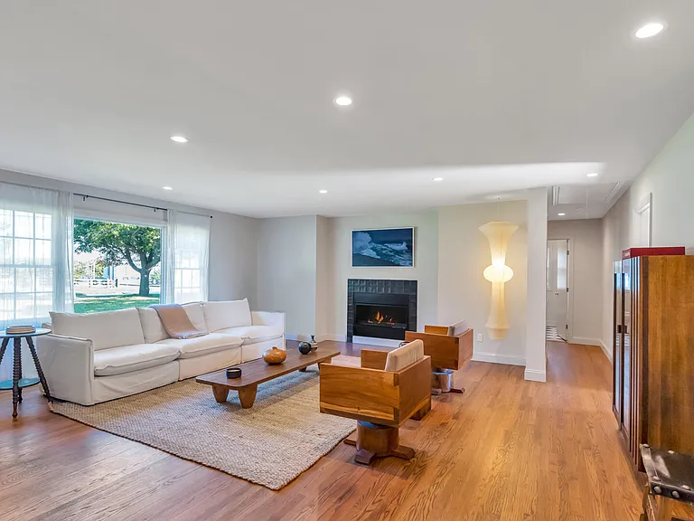 6045 Sound Ave — Photo 8