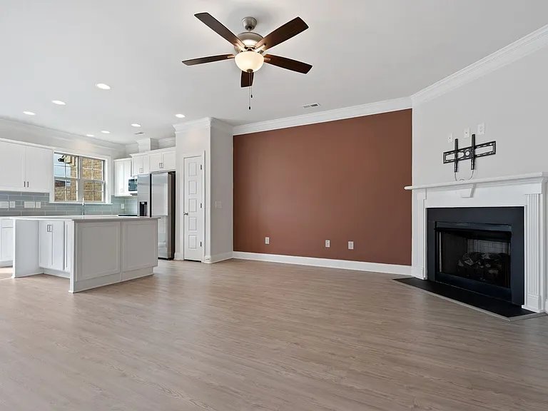 1033 Bonanza Ln — Photo 3