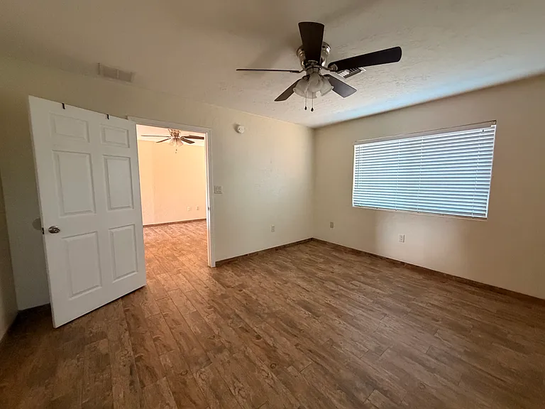 830 E 8th St #2 — Photo 17