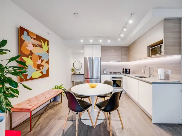 525 Foster Ave #1204, Coquitlam, BC V3J 0H6