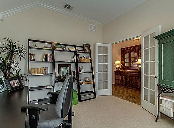 3rd image of 1417 Earlham Dr