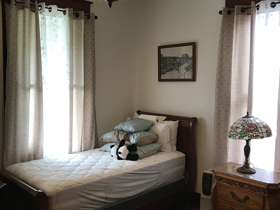 2nd image of 429 Maple St W