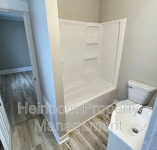 611 E 6th St #2 — Photo 12