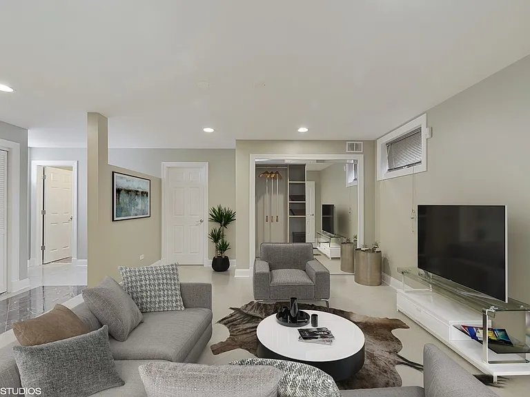 2042 W Warren Blvd — Photo 24