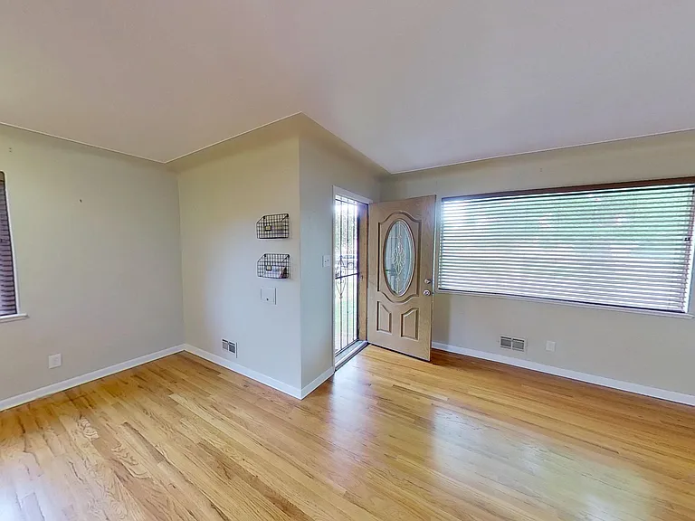 2230 Marshall St — Photo 11