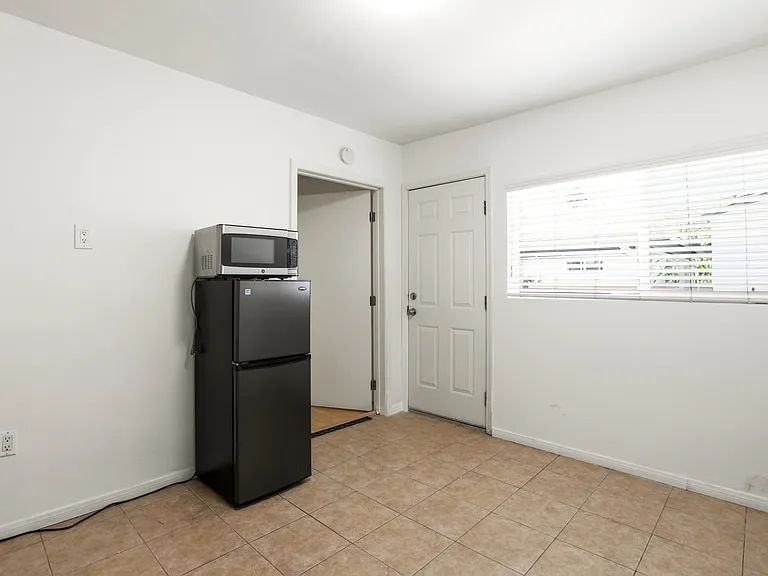 136 W Roselyn Pl — Photo 7