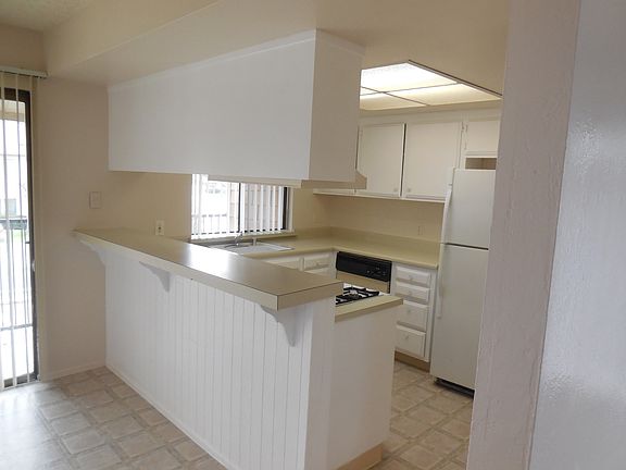 3rd image of 2352 Villanova Cir APT 4