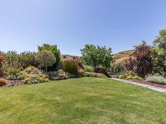 4th image of 227 Photinia Pl
