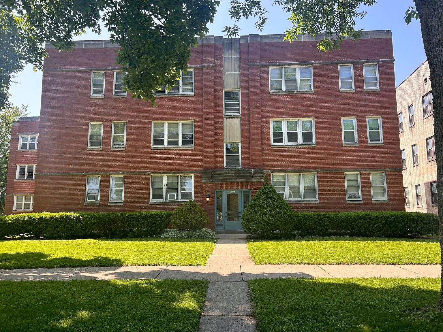 5425-33 W Martin Dr — Photo 2