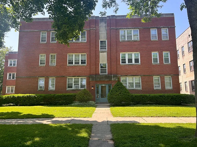 5425-33 W Martin Dr — Photo 2