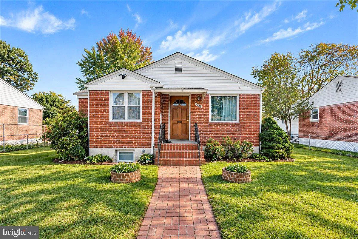 3 bed, 1.0 bath, 972 sqft, $2,000 — Photo 1