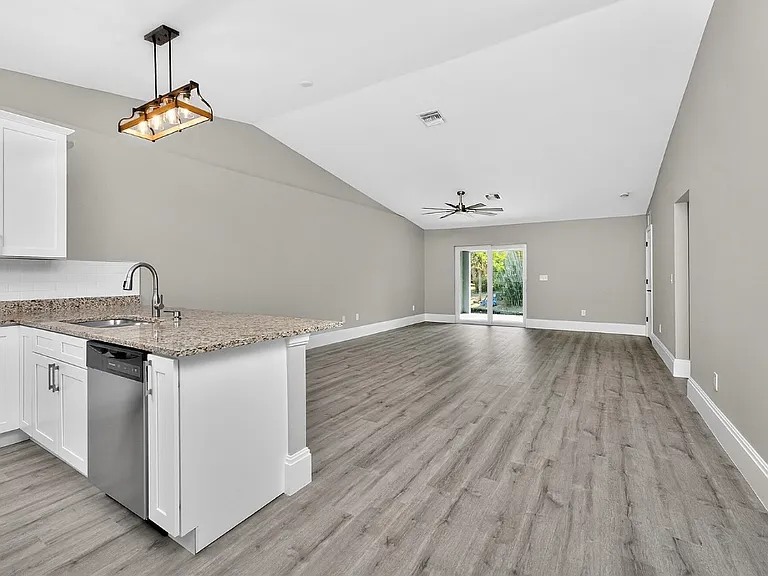 2090 Como St #2090 — Photo 2