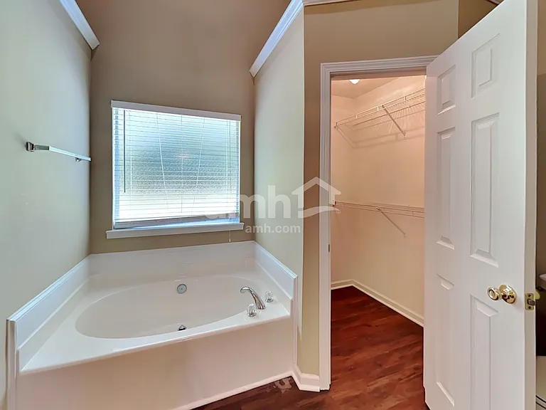 305 Kings Way — Photo 12