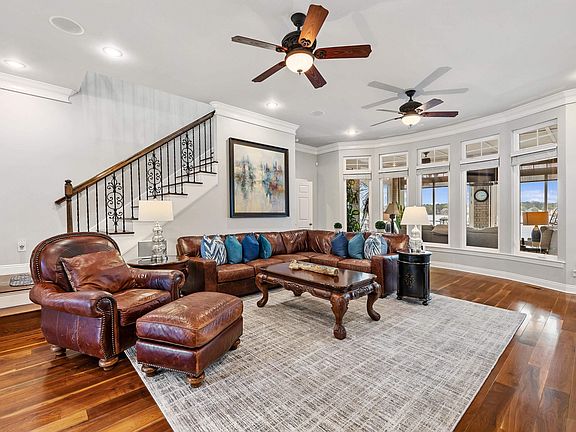 5th image of 5912 Riviera Dr