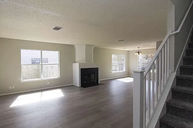 4 bed, 2.5 bath, 2356 sqft, $2,450 — Photo 4